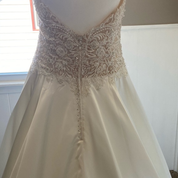Unaltered Wedding Gown - Picture 8 of 8